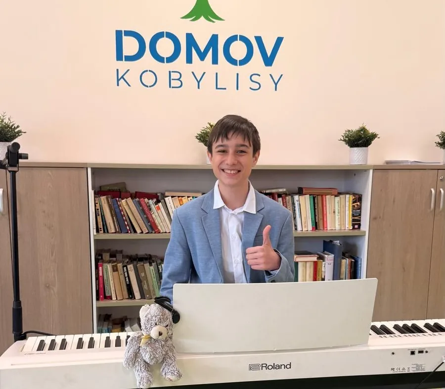 Dominik Kaufman u klavíru v Domově Kobylisy